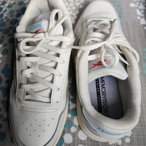 White Reebok Sneakers Womens 5.5 - Picture 4 of 5